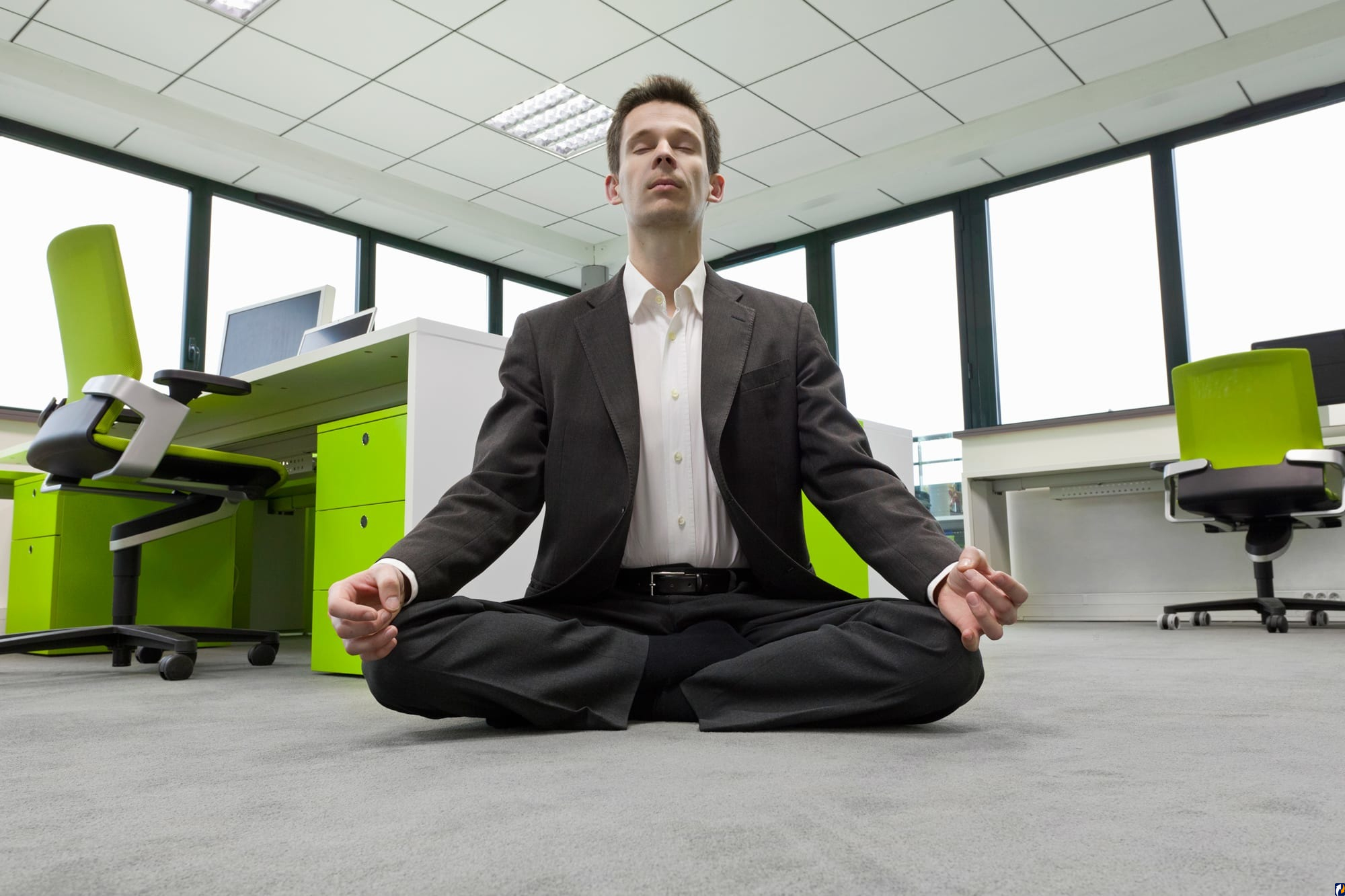 Офисный работник медитирует