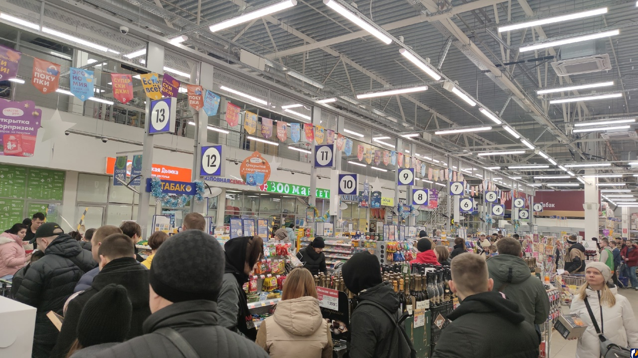 Гигантские очереди на кассах собрались сегодня в гипермаркете Пскова. Фото