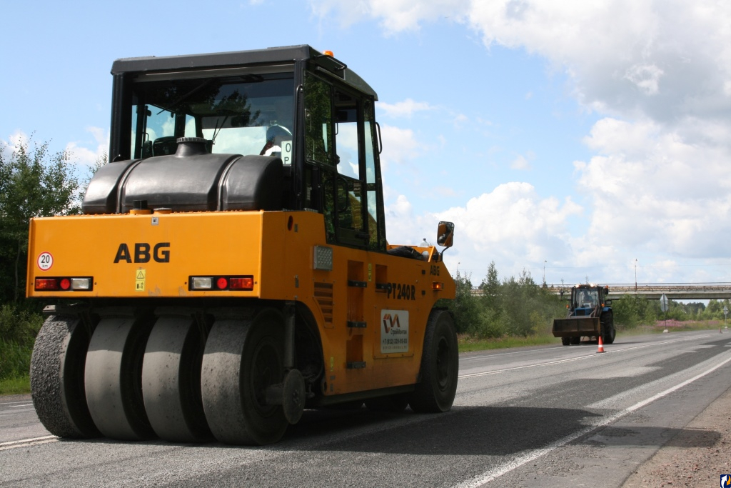 Дорожники приступают к устройству поверхностной обработки на трассе М-9 в Псковской области