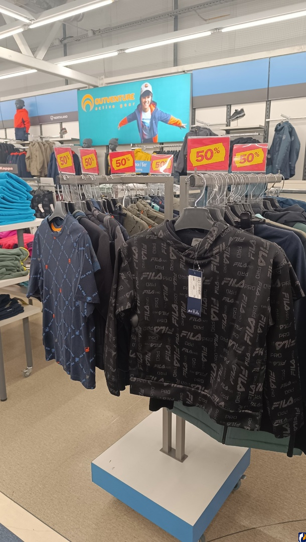 Одежда для спорта со скидками: смена ассортимента в магазинах города. Фото