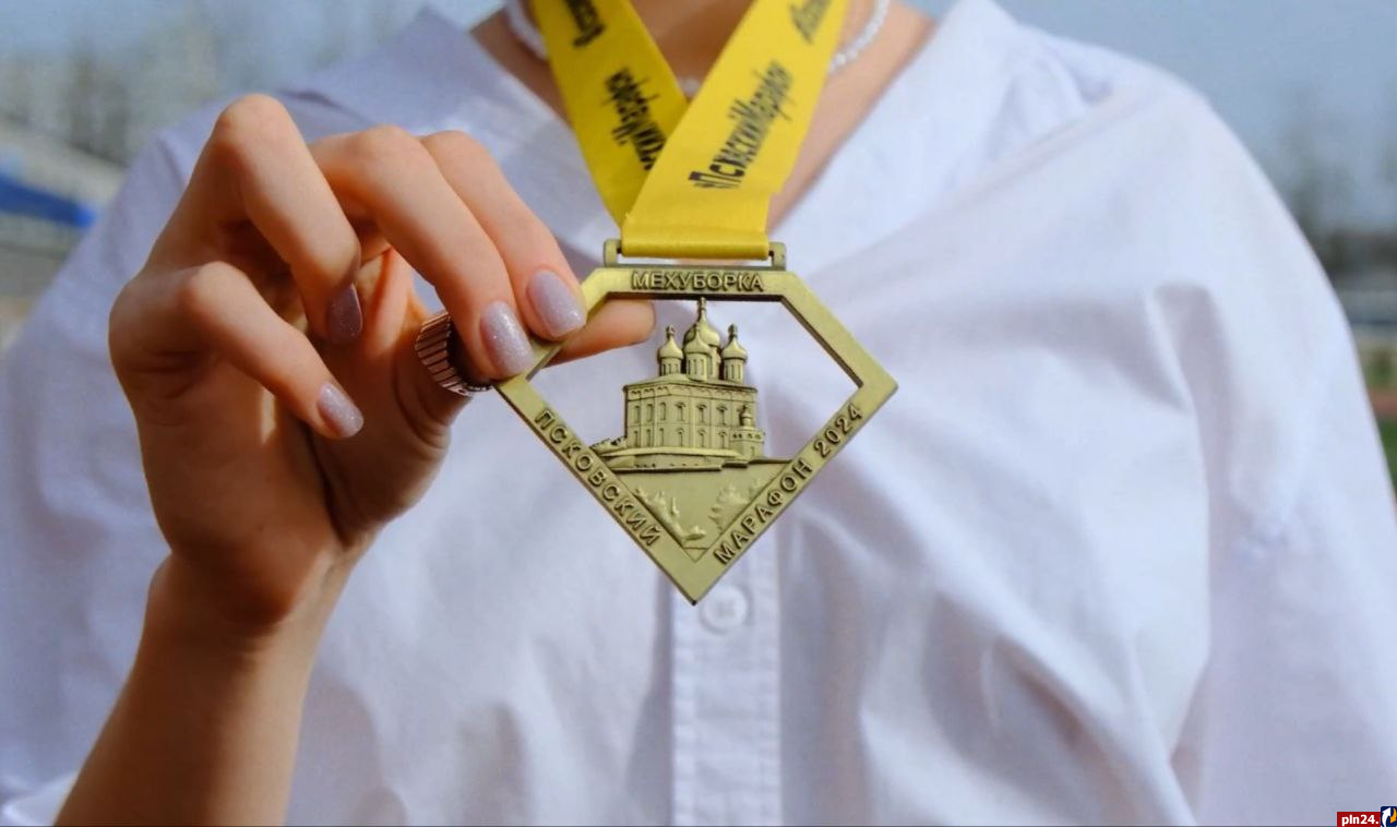 Медаль в форме бриллианта показали организаторы псковского марафона