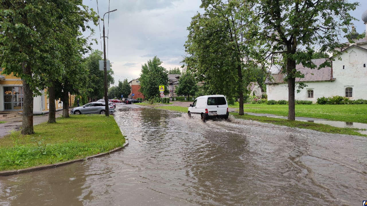 Улица Первомайская оказалась затоплена после вчерашнего дождя в Пскове.  Фото : Центр Деловой Информации. Бизнес-новости Пскова и области. / ЦДИ.