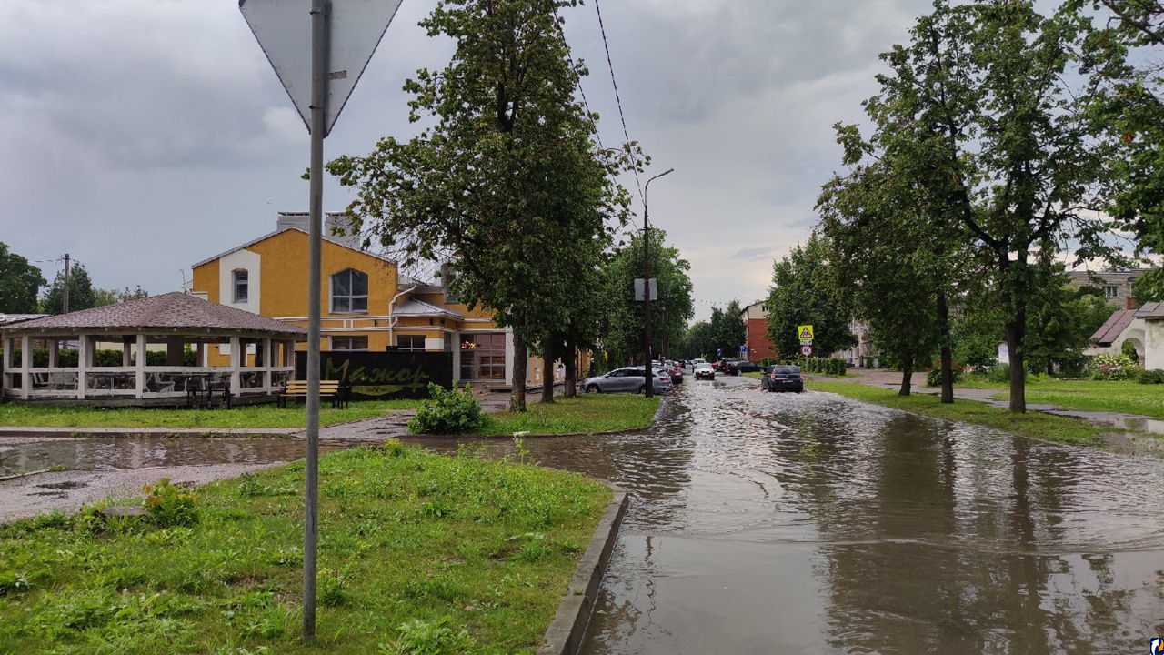 Улица Первомайская оказалась затоплена после вчерашнего дождя в Пскове.  Фото : Центр Деловой Информации. Бизнес-новости Пскова и области. / ЦДИ.